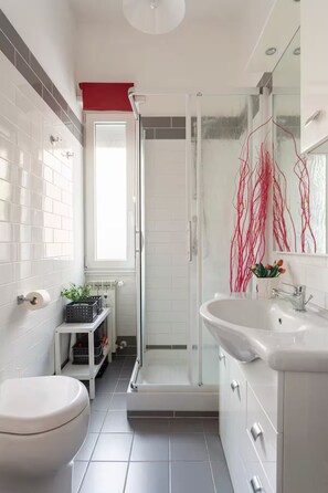 Shower, hair dryer, bidet, towels - Casa Giova: brightful apartment near Gianicolo (Roma)