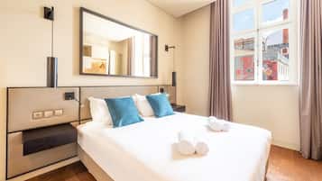 1 habitación, escritorio, tabla de planchar con plancha y internet