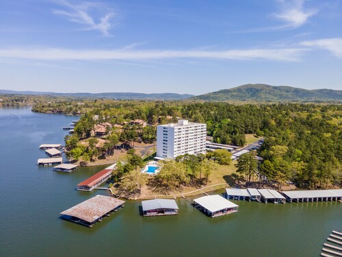 Gated Cozy Condo with Boat Slip on Lake Hamilton!  King bed and 2  Queens.