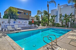 Outdoor pool, a heated pool - Gorgeous and spacious (Cathedral City)
