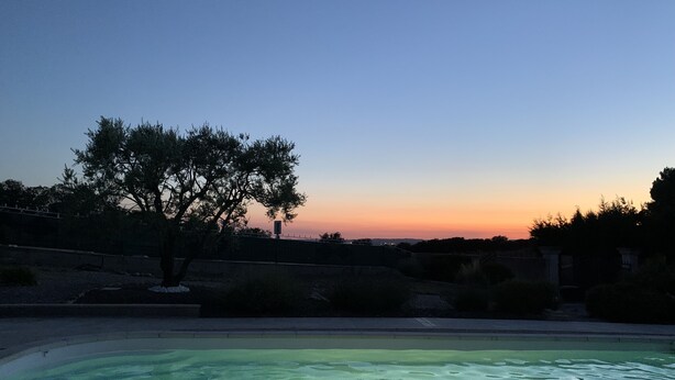 A swimming pool with a clear view of the sky and a tree in the background. - Studio Le soleil couchant, in Provence near Avignon (Saint-Saturnin-lès-Avignon)