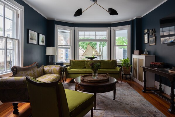 42-inch Smart TV with digital channels, TV, Netflix - Chart House Inn (Newport)