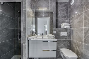 Bathtub, hair dryer, towels - View point Castle 4* - OG IMMO (Annecy)
