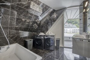 Bathtub, hair dryer, towels - View point Castle 4* - OG IMMO (Annecy)