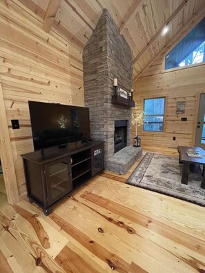 Smart TV, fireplace - Hollow Tree Hideaway, Coosawattee River Resort - Free Ticket for each night of your stay (Ellijay)