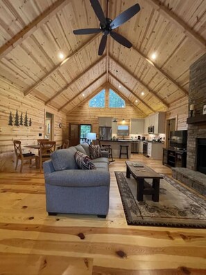 Smart TV, fireplace - Hollow Tree Hideaway, Coosawattee River Resort - Free Ticket for each night of your stay (Ellijay)