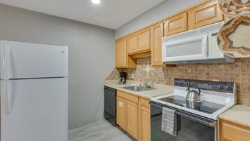Fridge, microwave, stovetop, dishwasher
