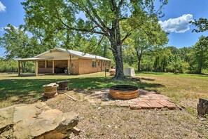 Property grounds - Private Hot Tub & Yard: Secluded Broken Bow Home! (Broken Bow)