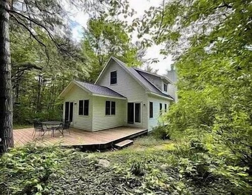 Close to downtown Leland, Fishtown, Vans Beach. Hot tub.