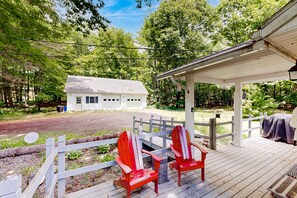 Terrace/patio - Secluded escape with three beaches, lake access, grill & fast WiFi - dogs OK (Readfield)