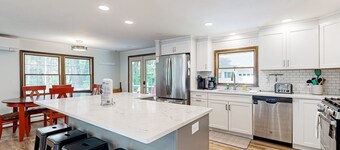 Secluded escape with three beaches, lake access, grill & fast WiFi - dogs OK