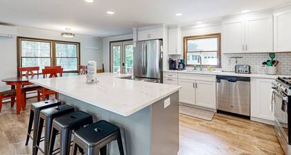 Secluded escape with three beaches, lake access, grill & fast WiFi - dogs OK