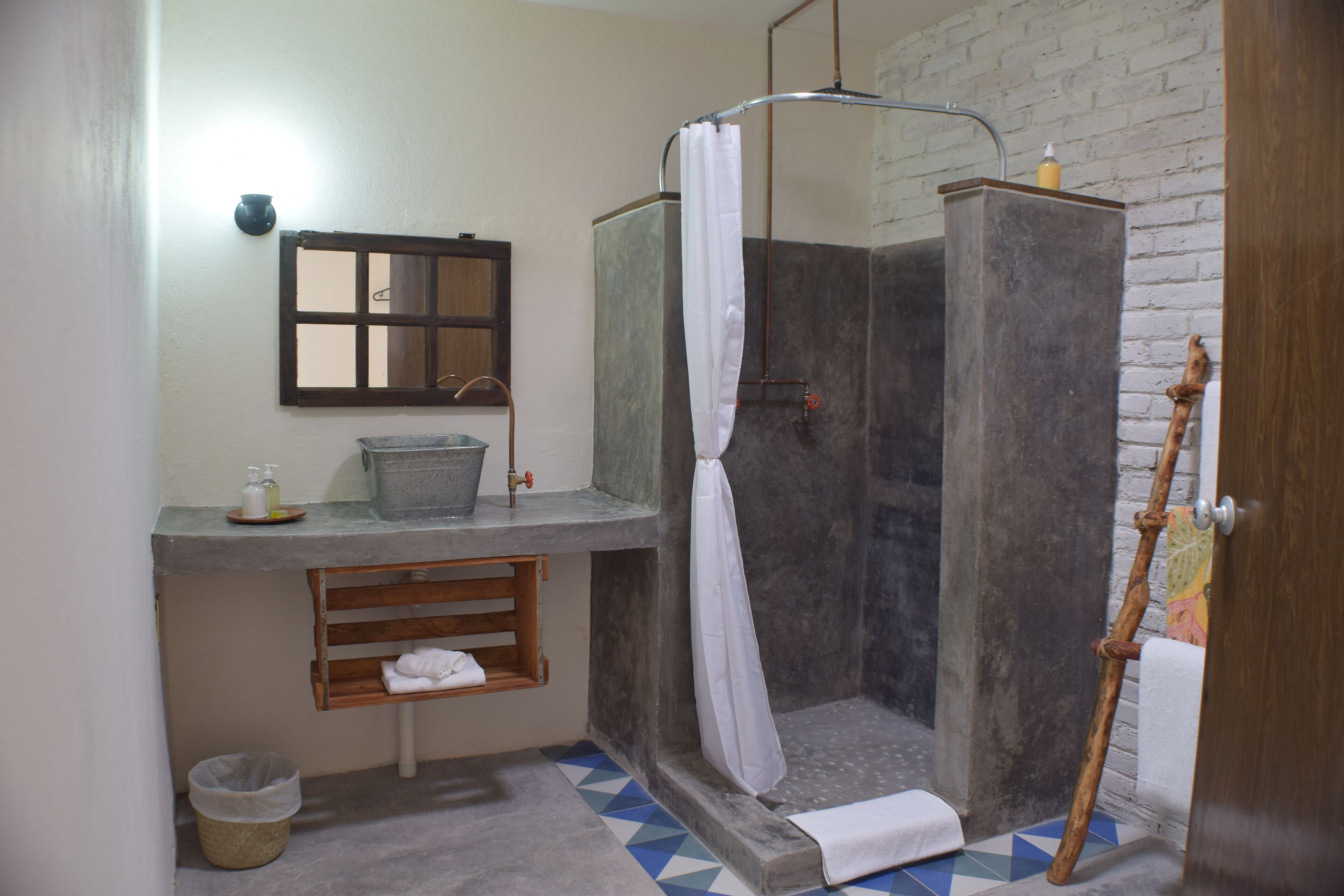 Regona | Baño | Regadera, regadera tipo lluvia, toallas, jabón 