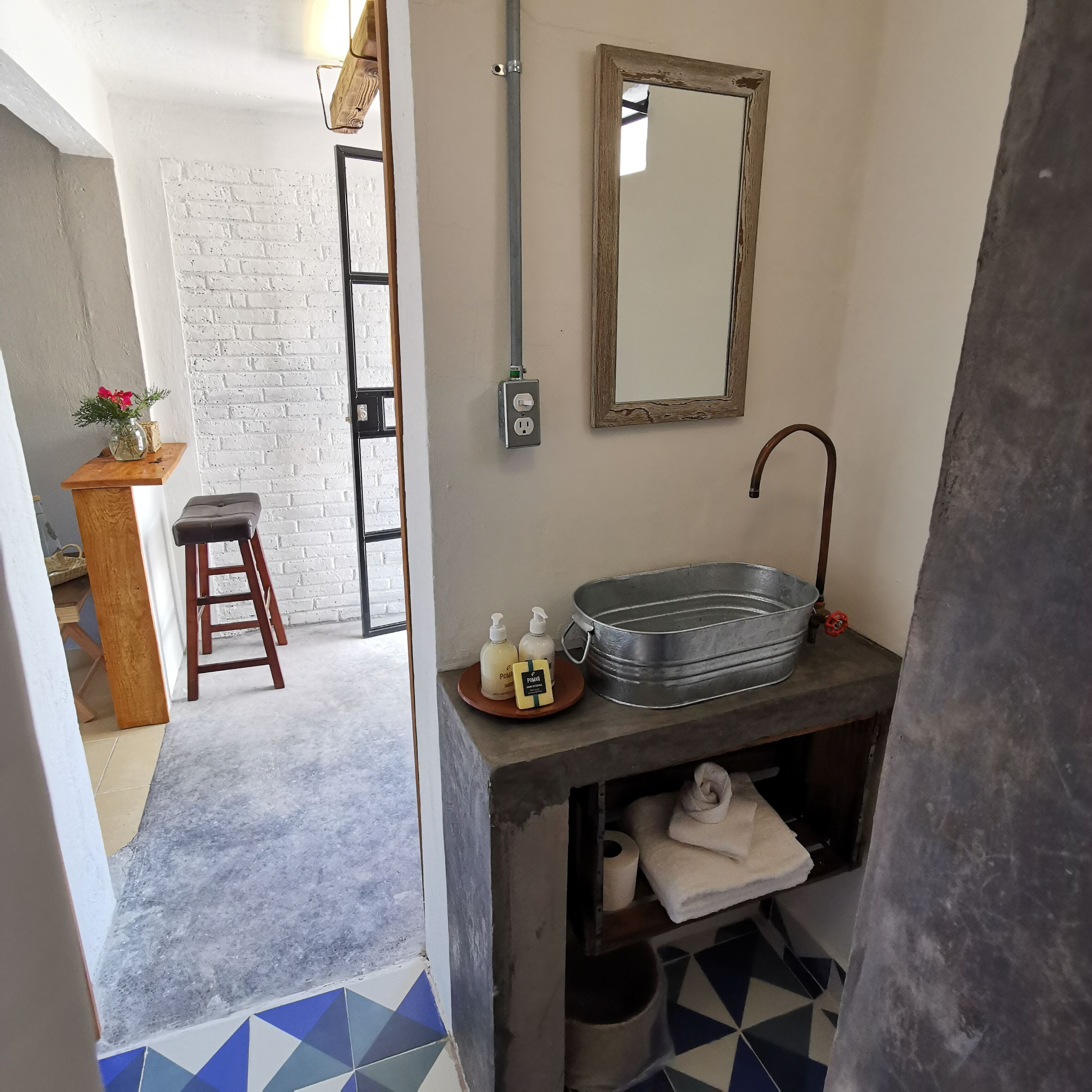 Eenvoudige eenpersoonskamer | Badkamer | Een douche, een regendouche, handdoeken, zeep