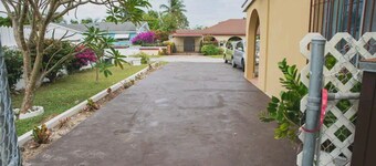 Cine Marie's Place- 10 minutes from the beach