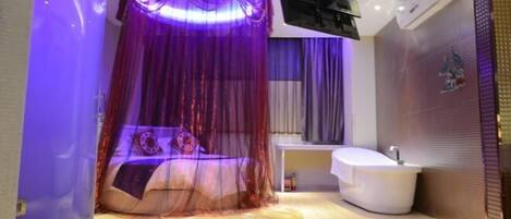 Une salle de bain moderne avec une baignoire, un espace douche et un meuble-lavabo.
