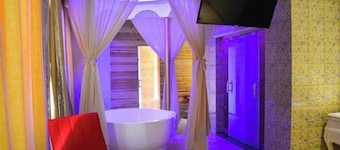 We Love Hotel