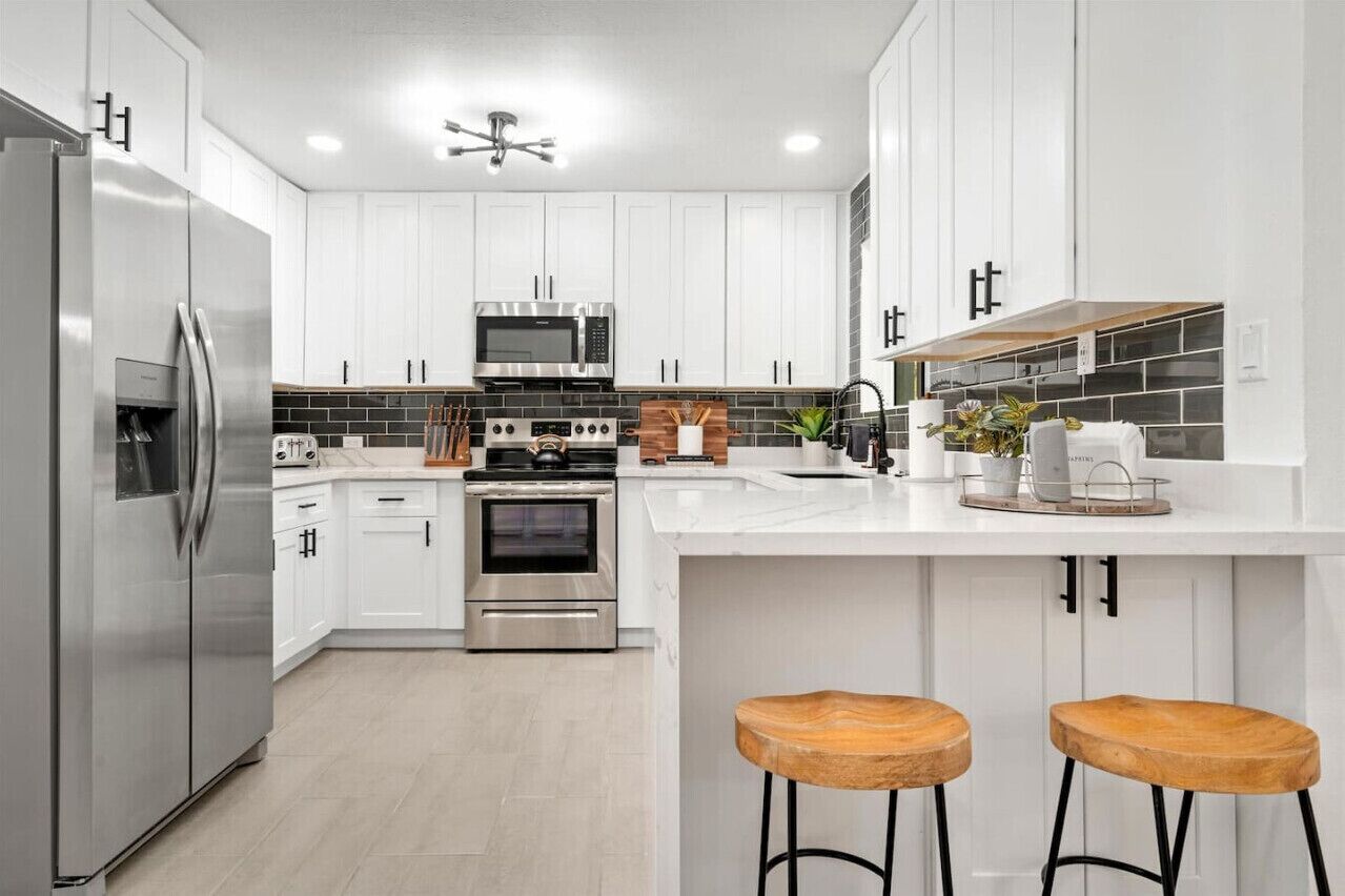 Kjøleskap, mikrobølgeovn, ovn og kokeplater