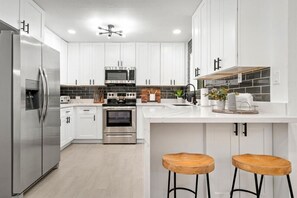 冷蔵庫、電子レンジ、オーブン、コンロ