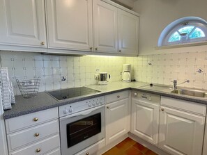 Kjøleskap, ovn, kokeplater og kaffetrakter/tekoker