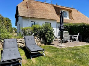 Outdoor dining - 3 Liv: 55 sqm on three levels offer plenty of space for up to 4 people - country house (Sylt)