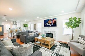TV connectée, livres, espaces bureaux, imprimantes