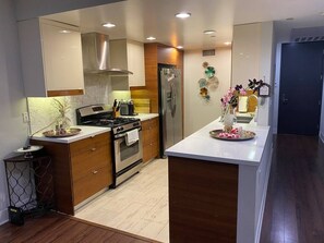 Een koelkast, een microgolfoven, een oven, een kookplaat