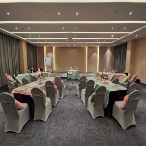 A conference room with a long table, chairs, a whiteboard, and a projector. - Crystal Orange Hotel Kunming Dongfenglu Henglong S (Kunming)