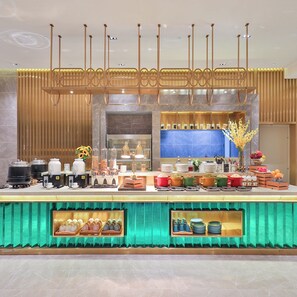 Ein reichhaltiges Buffet mit Speisen und Küchengeräten.