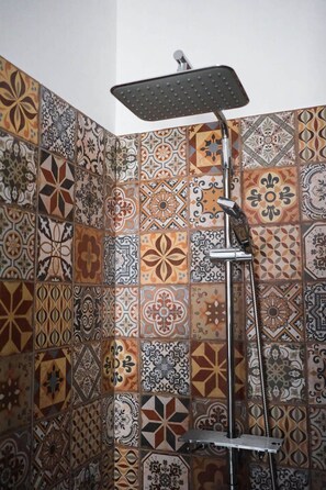 Chuveiro, bidê, toalhas de banho