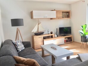 Fernseher, DVD-Player, Tischtennisplatte