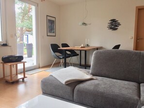 Fernseher, DVD-Player, Tischtennisplatte