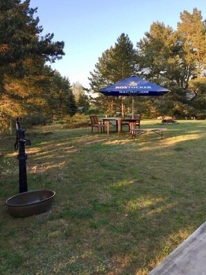 Outdoor dining - Vacation apartment surrounded by nature, 8 km from the beach (Pruchten)