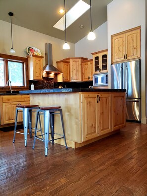 冷蔵庫、電子レンジ、オーブン、コンロ