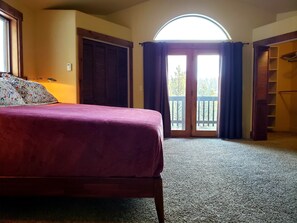 3 bedrooms, desk, WiFi, bed sheets