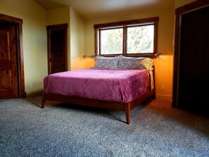 3 bedrooms, desk, WiFi, bed sheets