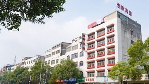 A multi-story building with a prominent sign for 'OYO Hotel'. - Cangzhou Innovation Hotel (Cangzhou West Railway Station Star School Branch) (Chenzhou)