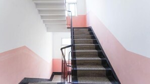 A staircase with a handrail, leading to a landing with a window. - Cangzhou Innovation Hotel (Cangzhou West Railway Station Star School Branch) (Chenzhou)