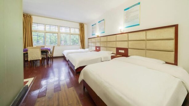 A hotel room with three beds, a dining area, and large windows. - Cangzhou Innovation Hotel (Cangzhou West Railway Station Star School Branch) (Chenzhou)