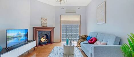 Televisión, chimenea