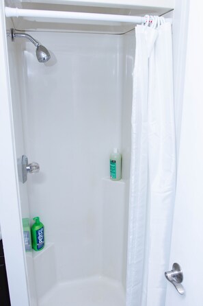 Baignoire, serviettes fournies, savon, shampoing