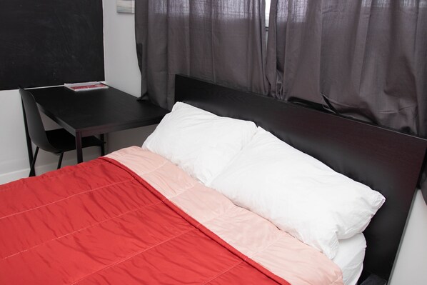 3 bedrooms, desk, WiFi, bed sheets