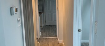 🌎Modern 3 bedroom home w/street park’n close to ✈️