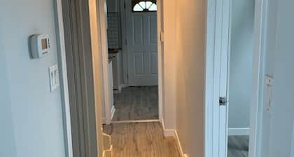 🌎Modern 3 bedroom home w/street park’n close to ✈️