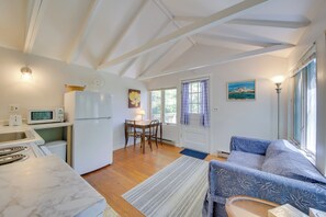 TV, books - Couples Getaway Near Beaches: Northport Cottage (Northport)