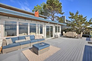 Outdoor dining - Waterfront Ferndale Home: Deck + Beach Access (Ferndale)