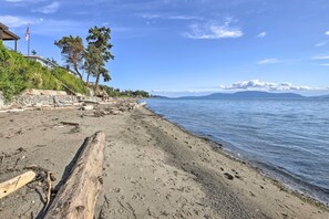 On the beach - Waterfront Ferndale Home: Deck + Beach Access (Ferndale)