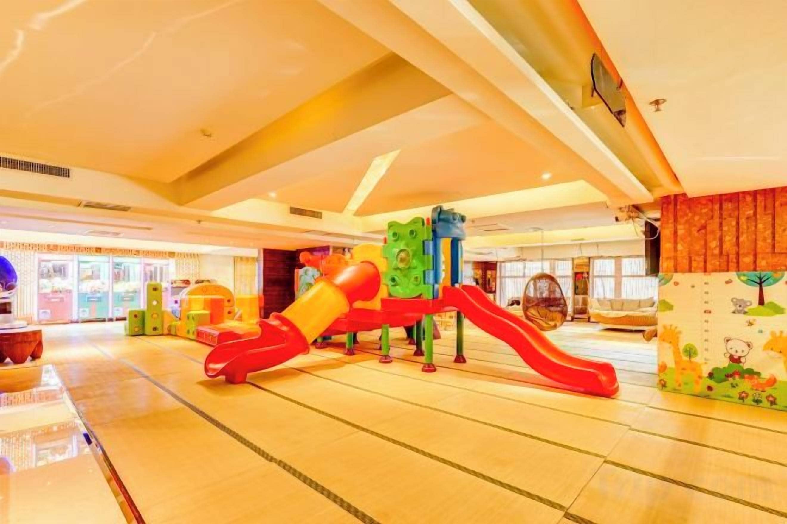 Uma área de recreação infantil com escorregadores e estruturas de escalada.