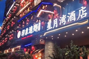 Un hotel con un letrero llamativo que indica que es el 'Moon Hotel'.