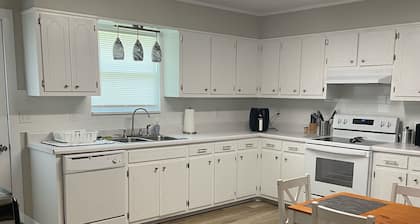 611- Entire Apartment Minutes from Hospital!